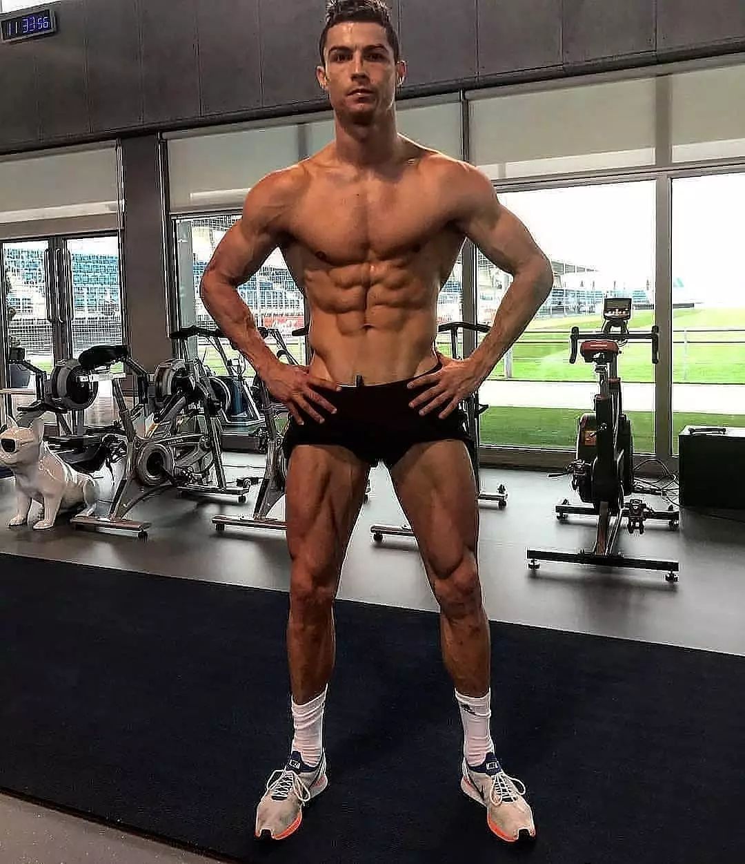 ronaldo-showing-his-abs