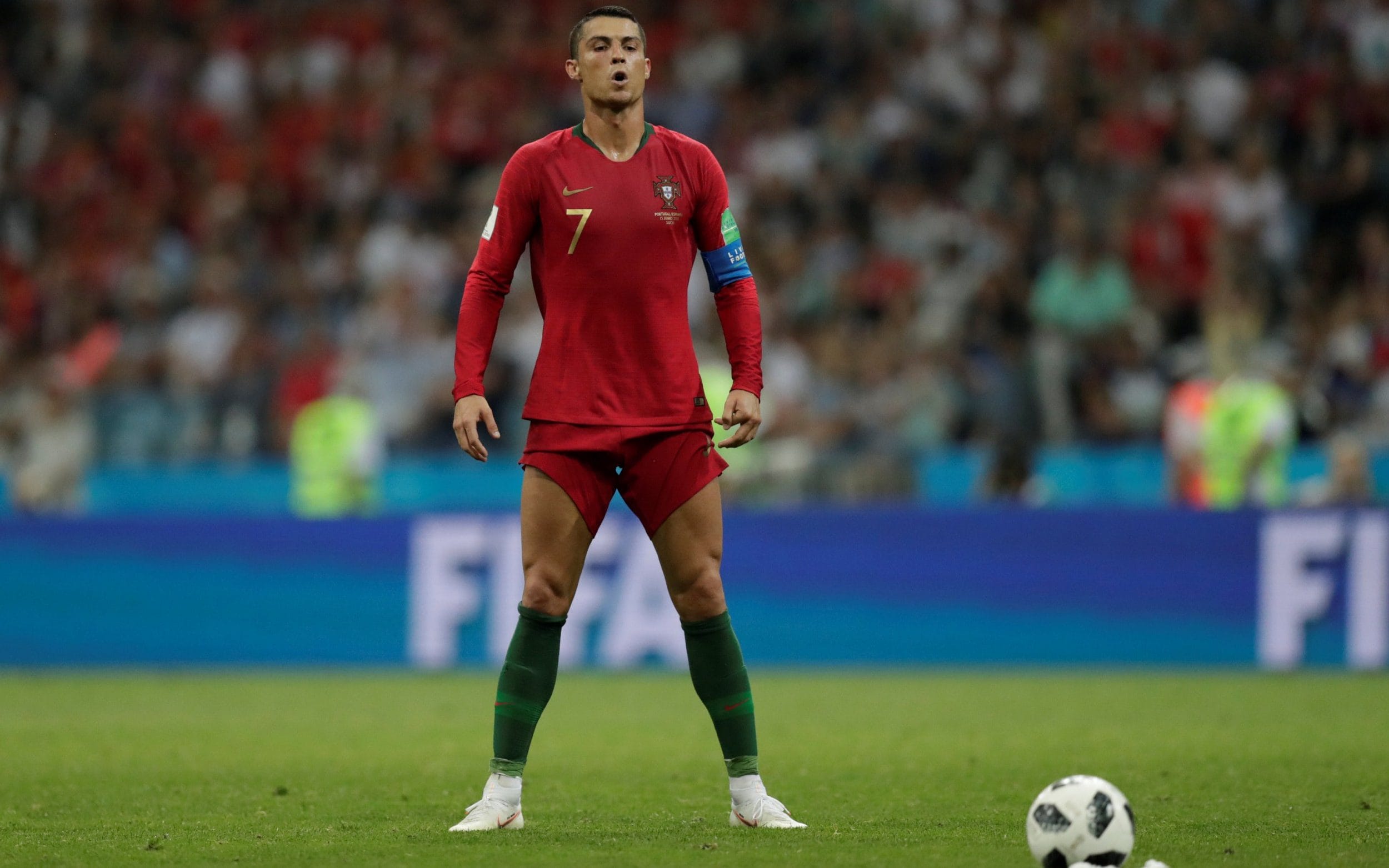 ronaldo-taking-deep-breath-before-taking-freekick