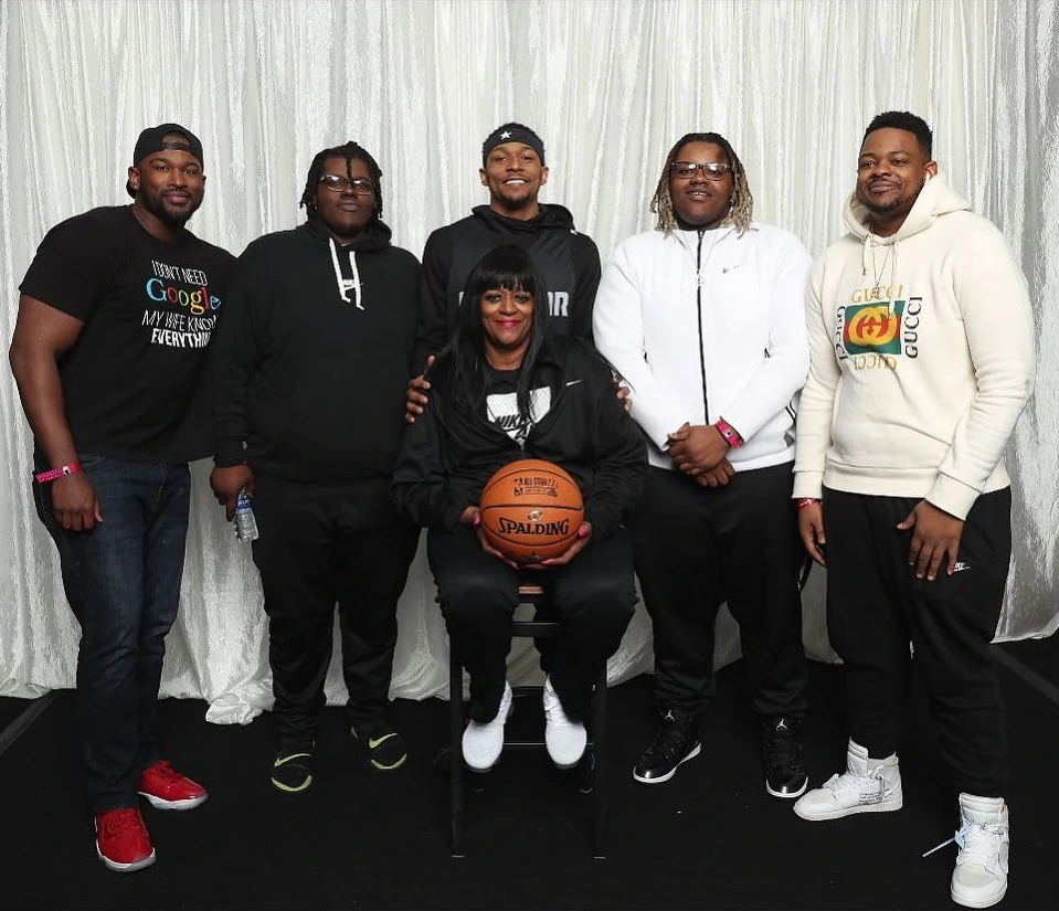 Bradley Beal with his mother & brothers (Source: nbafamilyfandom.com)