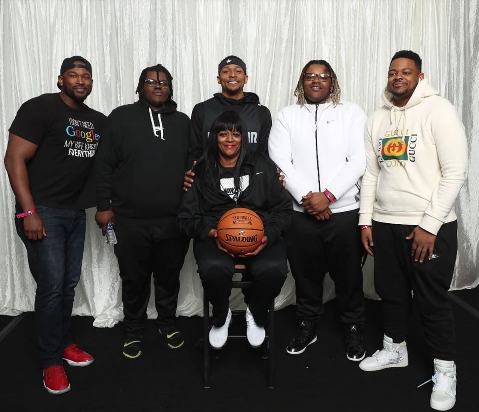 Bradley Beal With His Mother And Brothers