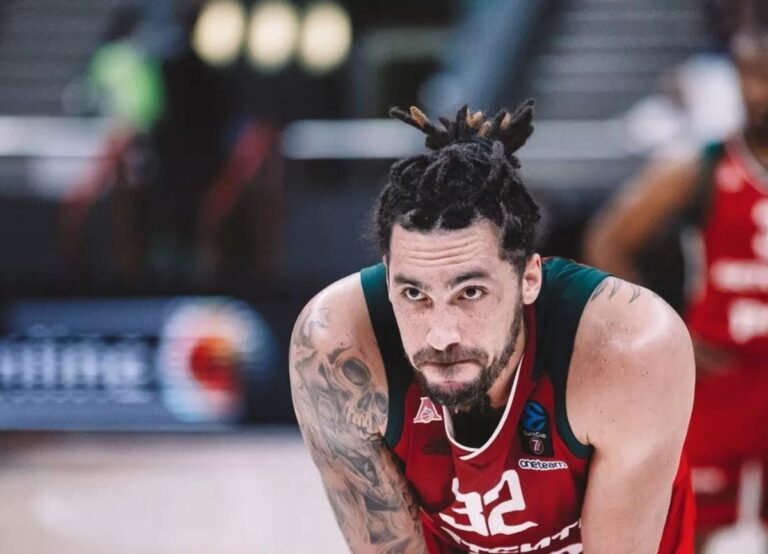 Drew Gordon Looking At His Opponent During The Game
