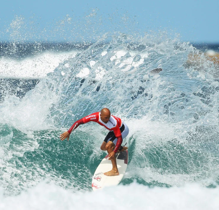 Kelly Slater Surfing (Source: Essentially sports)