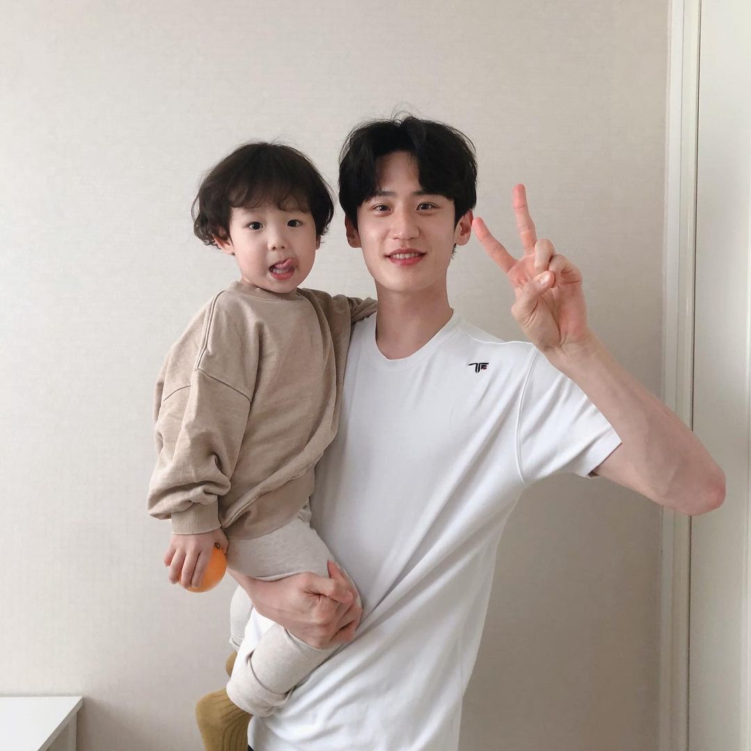 Lee Dae-hoon With His Son Posing For The Camera
