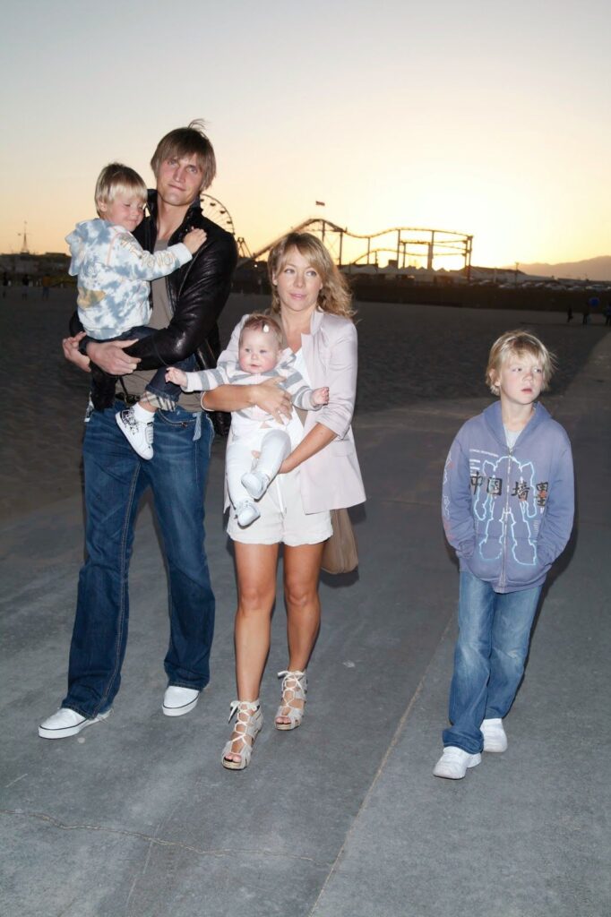 Masha with her husband, Andrei & their kids (Source: Pinterest)