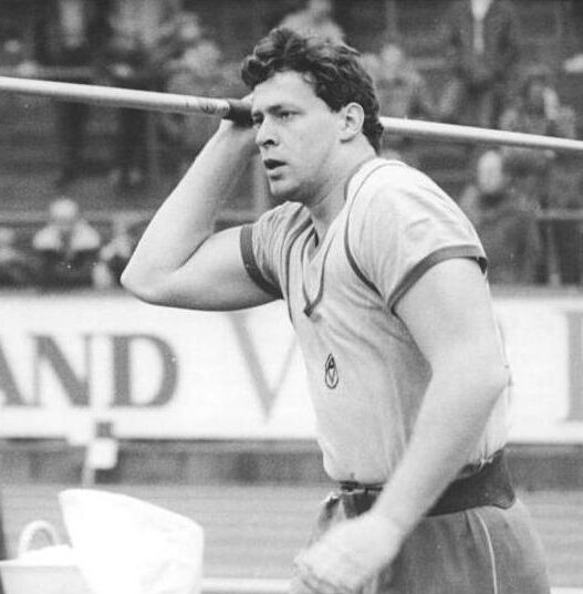 Uwe Hohn charging to throw Javelin (Source: Wiki)