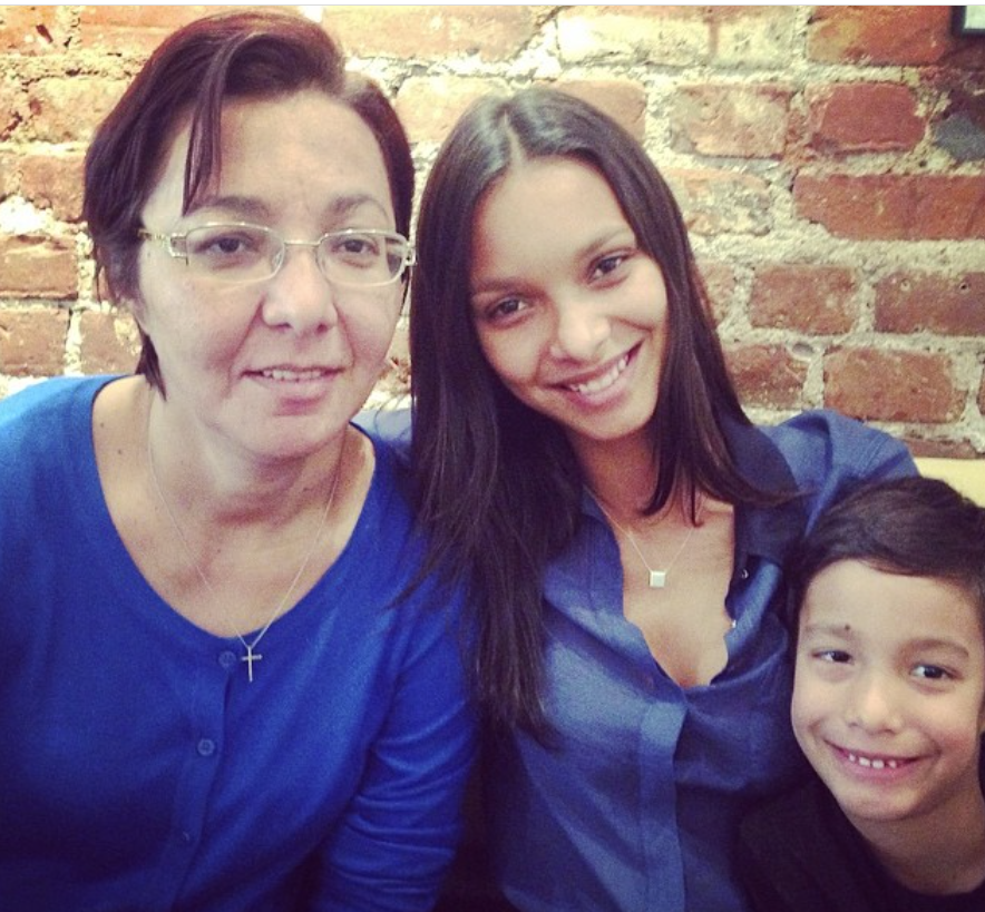 Lais Ribeiro with her mom and son