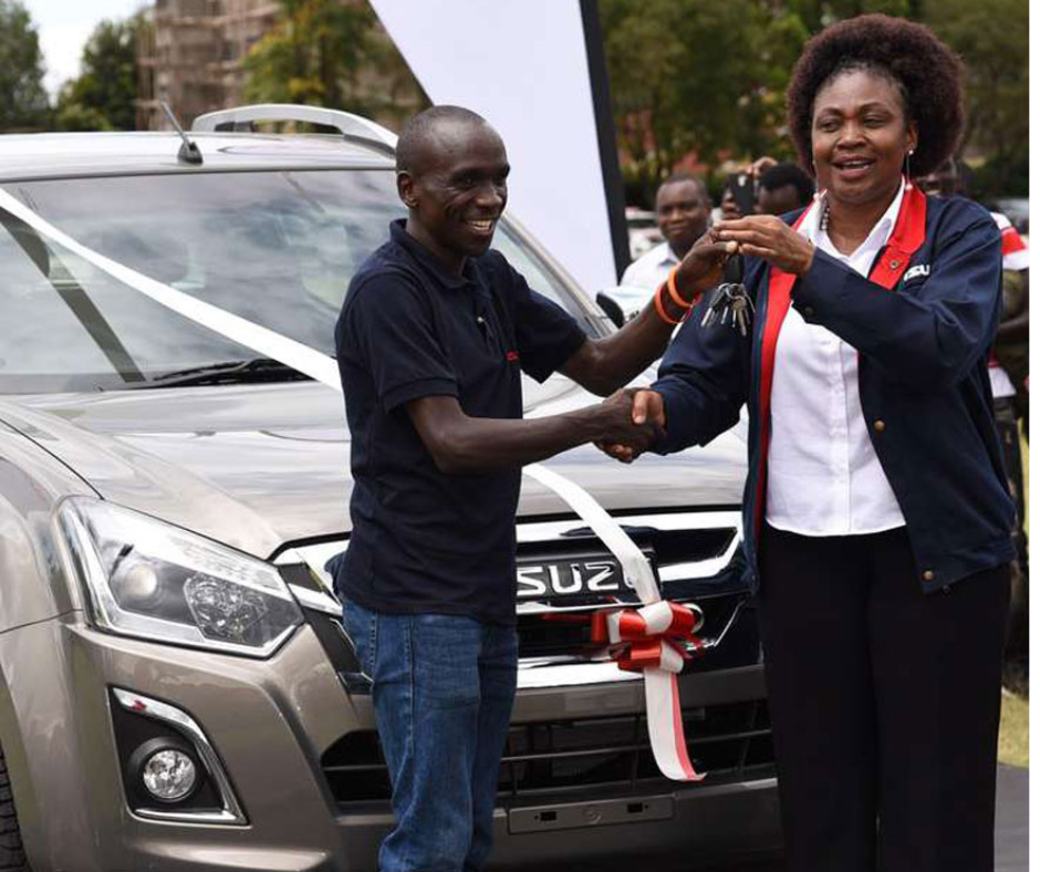 Kipchoge-with-his-brand-new-isuzu