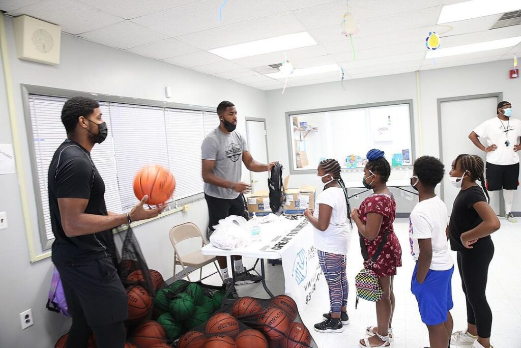 Jason Thompson helping kids thorugh his foundation )(Source: Instagram)