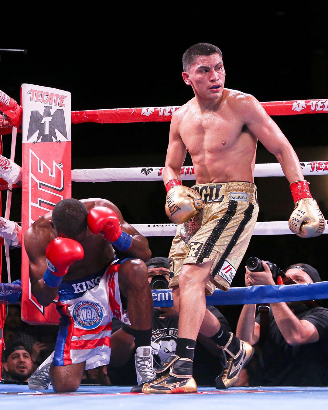 solomon-on-his-knee-against-the-golden-boy-vergil-ortiz-jr