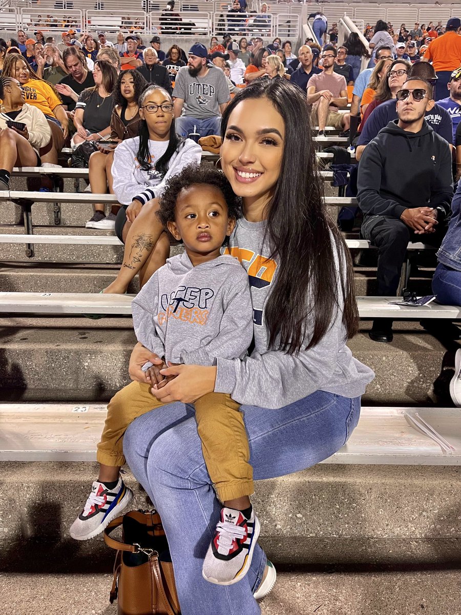 Aaron Jones's girlfriend Crystal Molina with their daughter (Source Twitter)