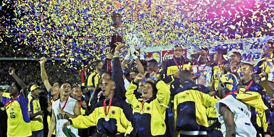 Colombia celebrating their 2001's title win