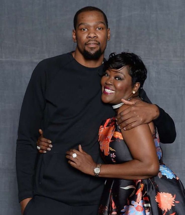 Kevin Durant with his mother Wanda Durant