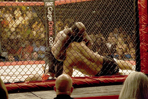 Kimbo Slice chokes Ray Mercer in his debut game, 2007