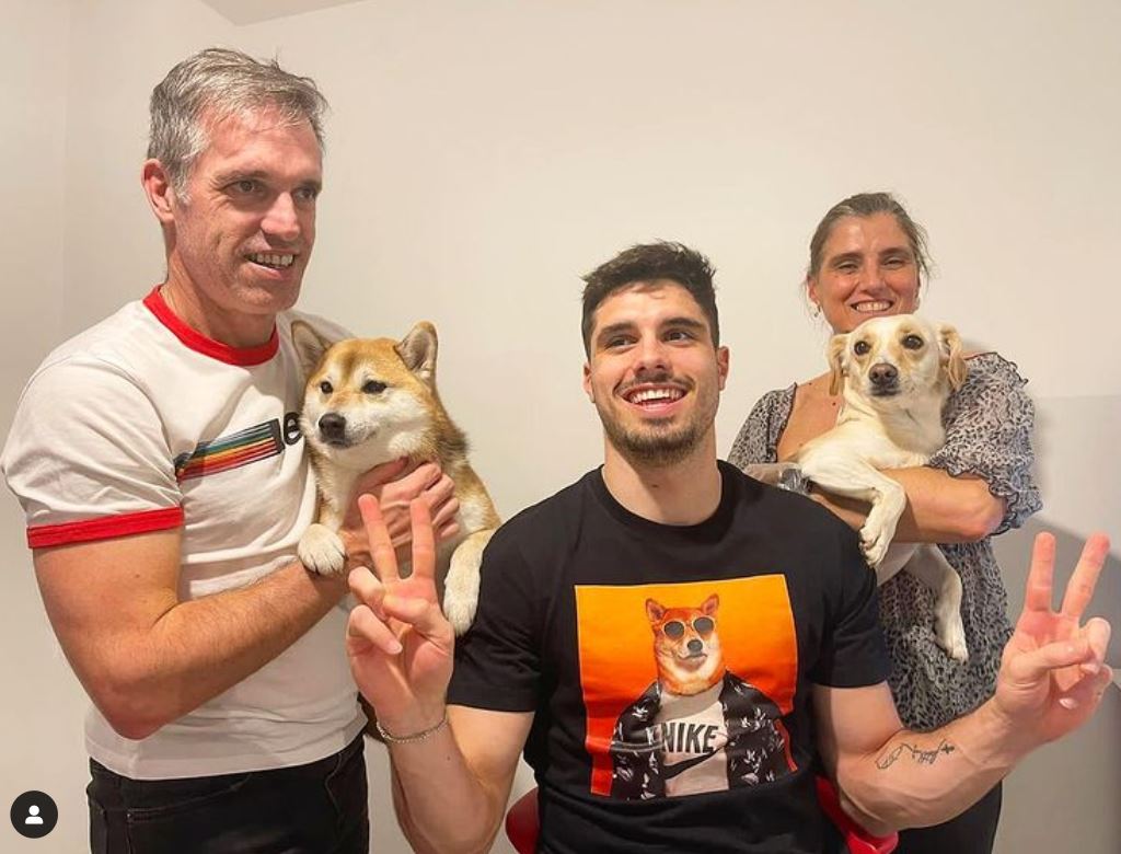 Pedro Neto's instagram post with his parents