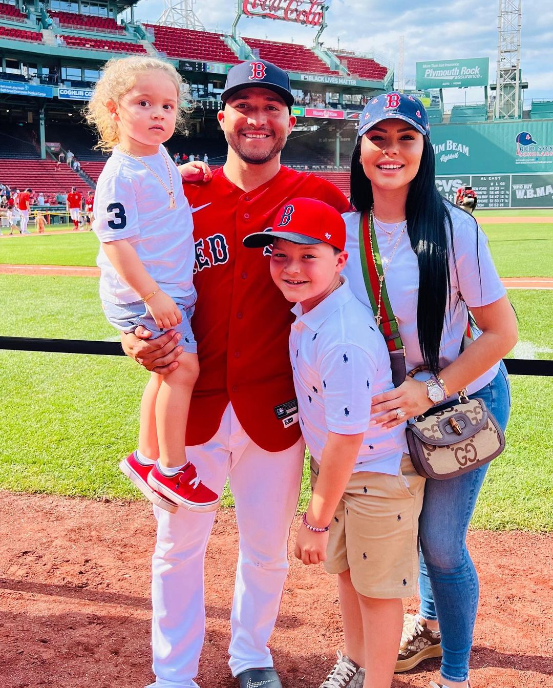 Yolmer Sanchez with his wife and kids (Source: Instagram)