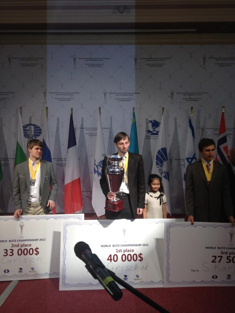 Magnus Carlsen receiving his prize money