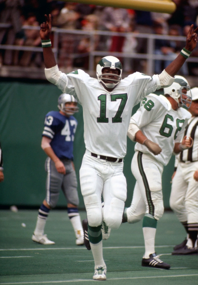 This is Harold Carmichael, a 6'8 WIDE RECEIVER in the NFL! The average  height for a WR at the time was just under 6 feet. : r/AbsoluteUnits