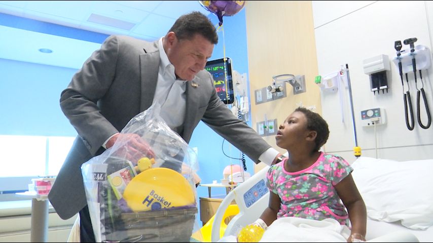 Coach O and wife Kelly spend day handing out gifts at local children’s hospital (Source: lsufootballreport.com)