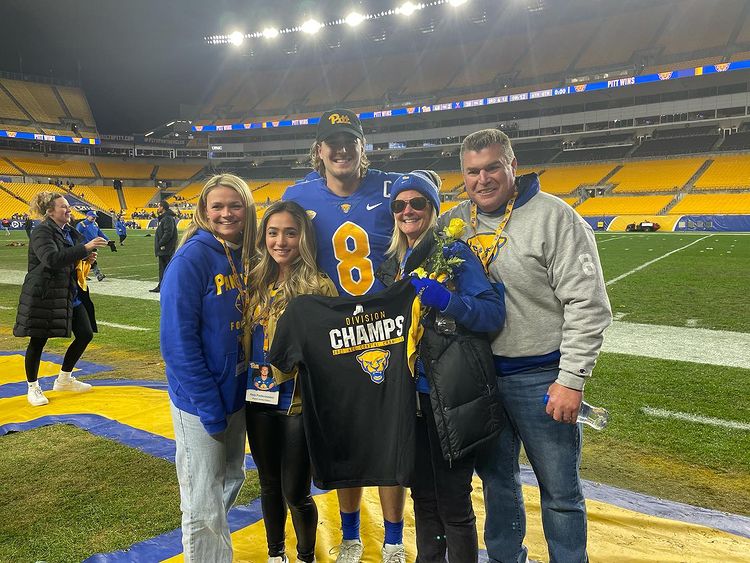 Kenny Pickett With His Parents, Sister Alex & Girlfriend Amy