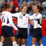 Kristine Lilly with her teammates
