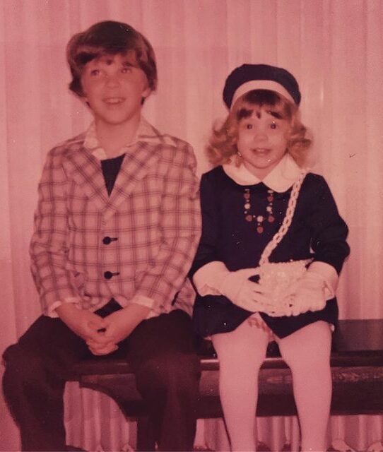 Aidan Hutchinson's mother Melissa with her brother in the seventies (Source: Instagram)