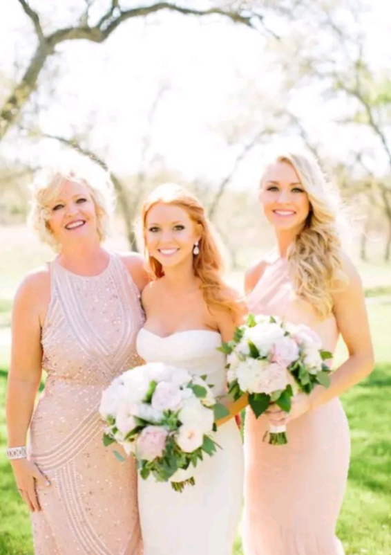 Ashley Bass Tucker (center) with her sister and mother (Source: Facebook)