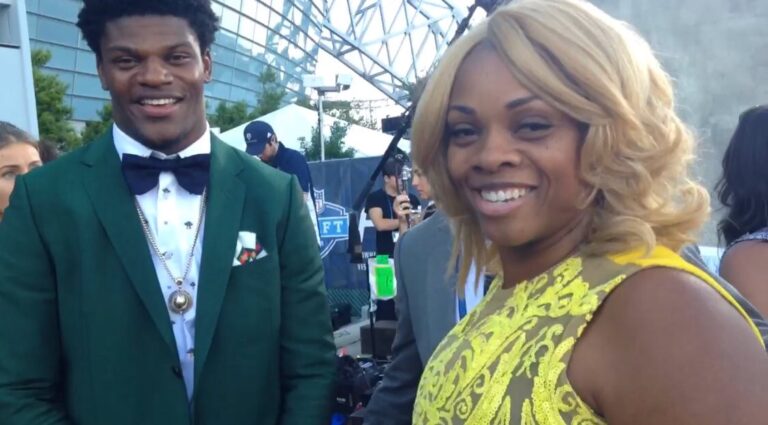 Lamar Jackson and his mother (Source: Twitter)