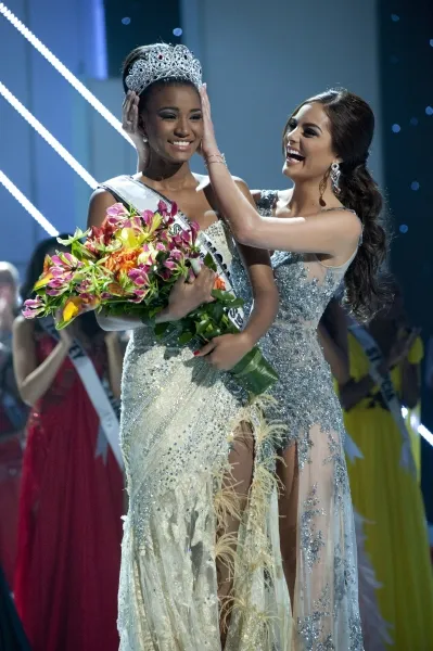 Leila Lopes Being Crowned Miss Universe By former Miss Universe Ximena Navarrete