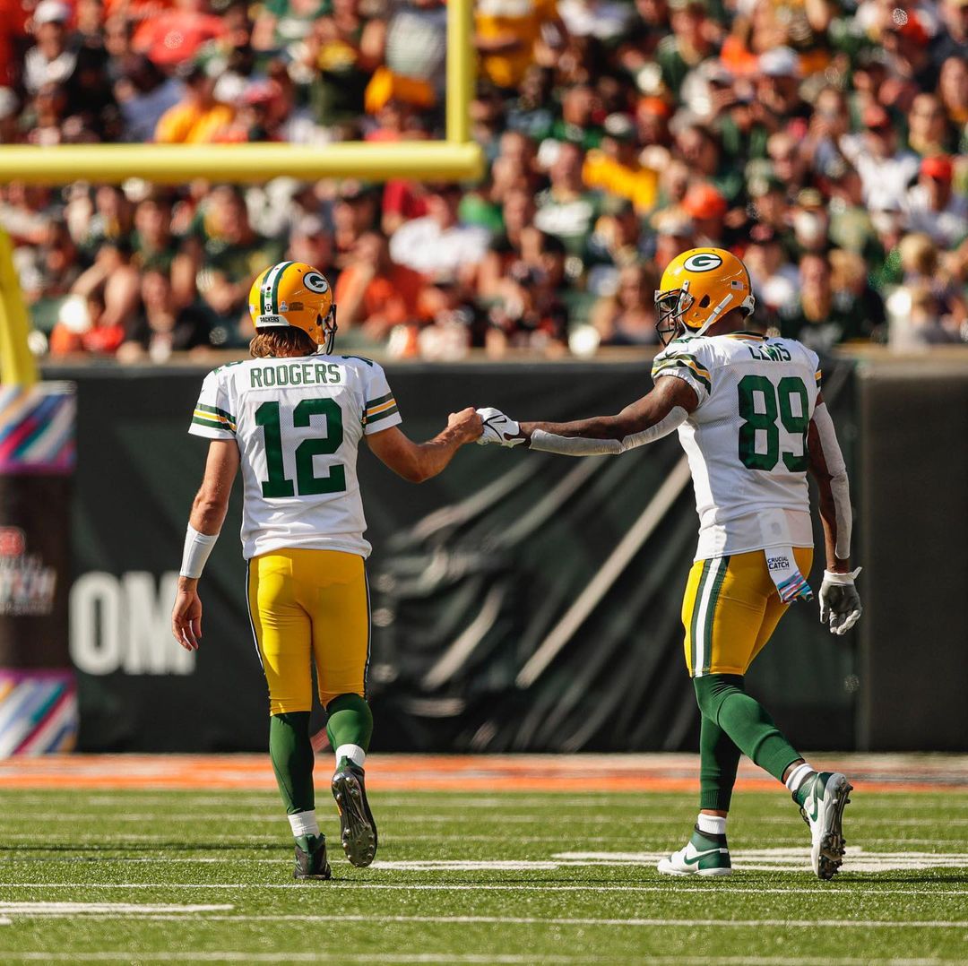 Aaron Rogers With His Teammates