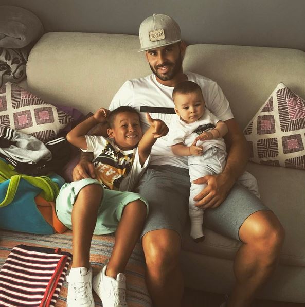 jese-rodriguez with his sons