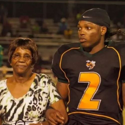 Tennessee Titans Star Derrick Henry With His Grandmother