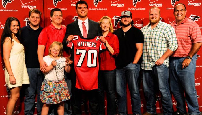 The Matthews Family-Bruce Matthews With His Wife, Sons, And Daughters