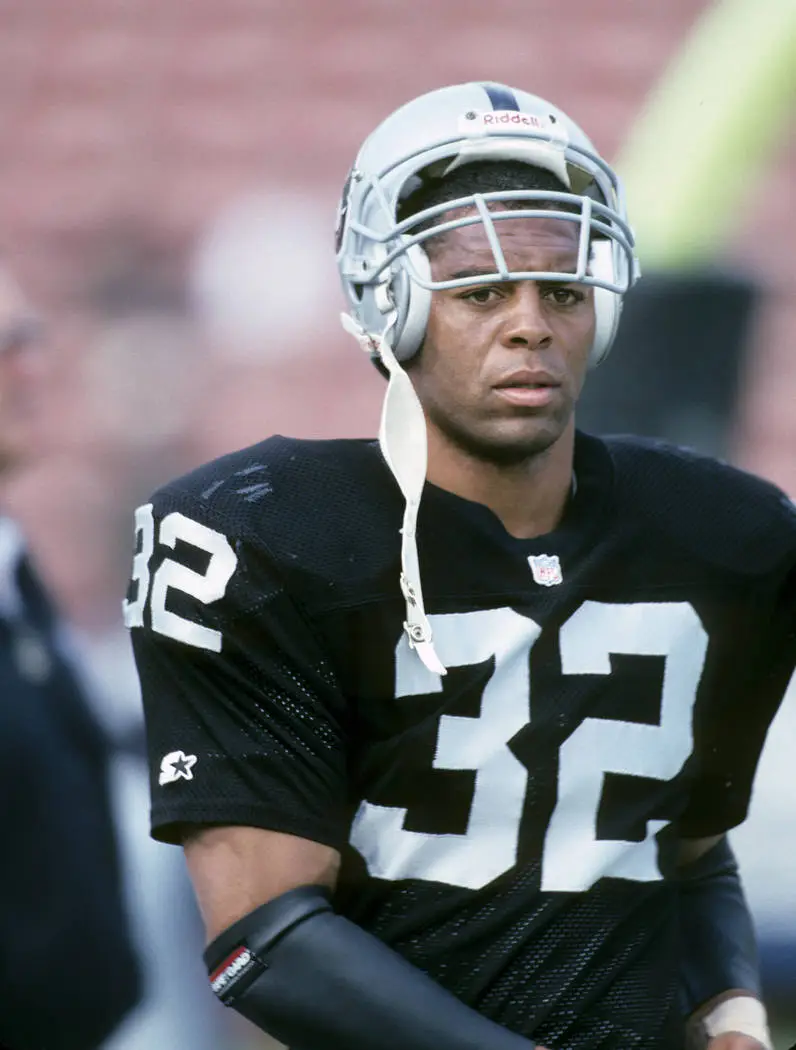 Marcus Allen playing in his iconic Jersey #33 (Source: Pinterest)
