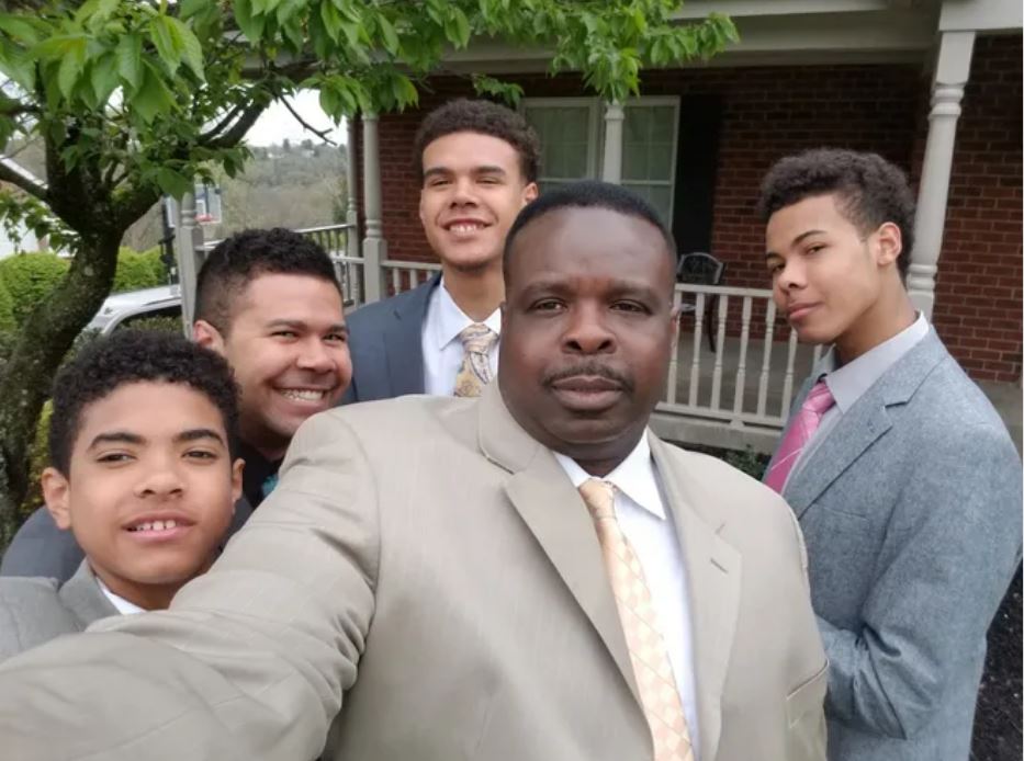 Cameron Johnson With His Father Gill Johnson &amp; Three Brothers