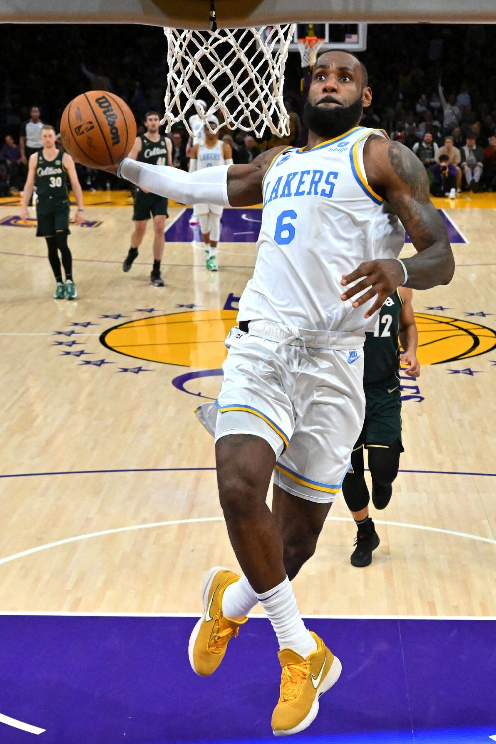 Lakers Player Scoring A Dunk Point