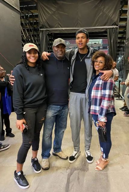 Orlando Robinson With His Parents And Sister