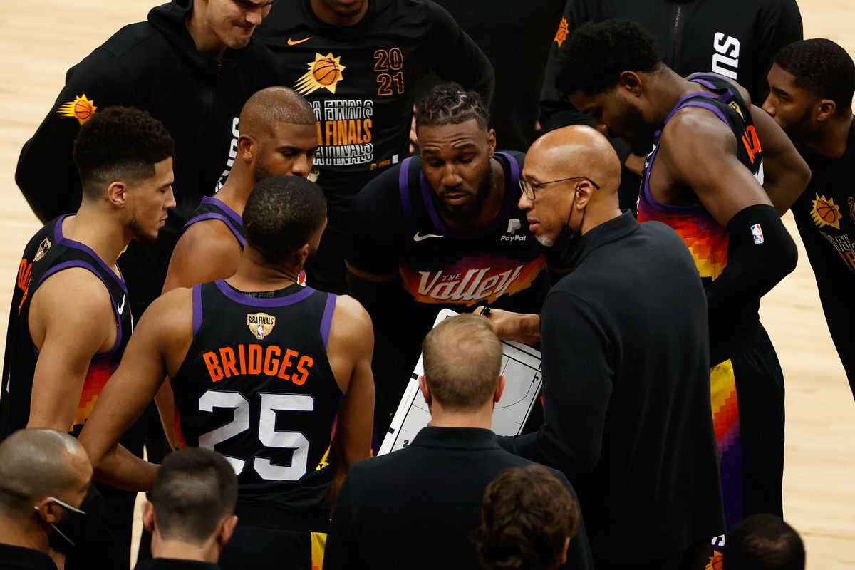 Phoenix Suns Coach Suggesting Some Suggestions To The Players