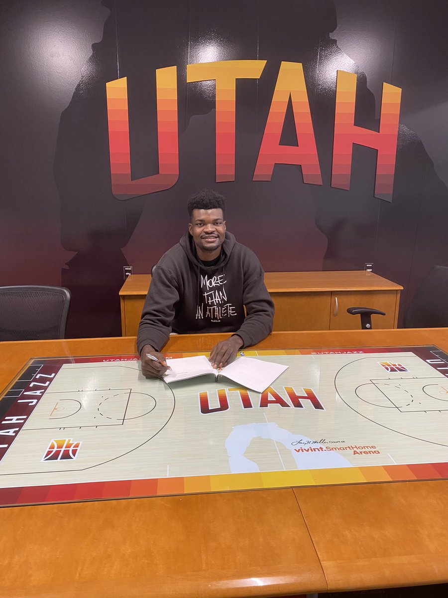 Udoka Azubuike Signing The Contract For The Jazz