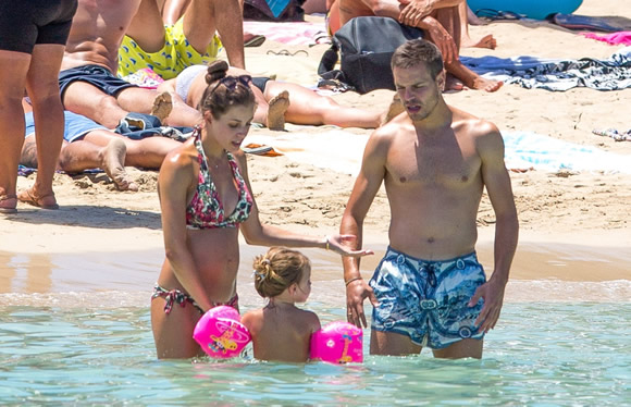 Cesar Azpilicueta With His WIfe And Children