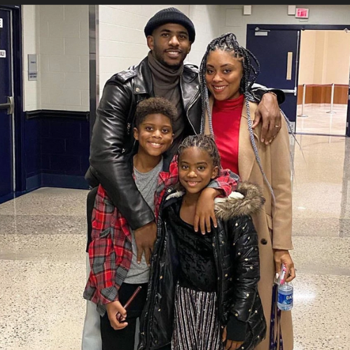 Chris Paul with his wife and children