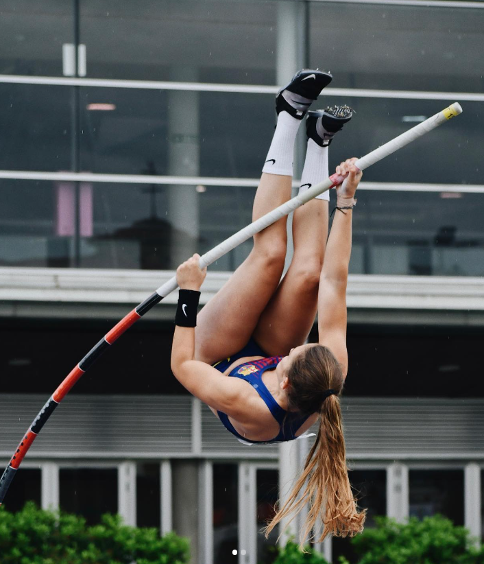 Clara Fernandez pole vaulting