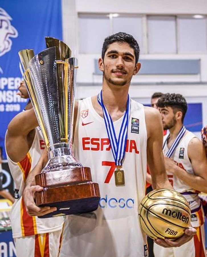 Santi Aldama winning gold and mvp awards in U18 FIBA European Championship 