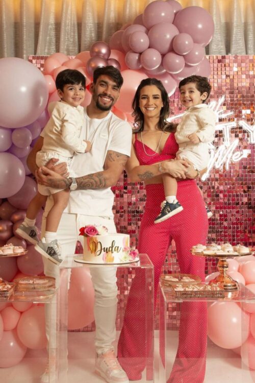 Lucas Paquetá and Maria Eduarda Fournier with Kids