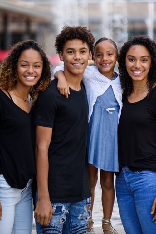 Christian Gonzalez Siblings Samantha(Left), Melissa(Right) Pictured Together With Their Little Sister Lily