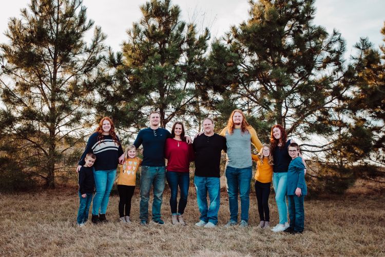 Cody Mauch And His Family Of Seven Siblings And Parents Pose For A Family Photo In 2020