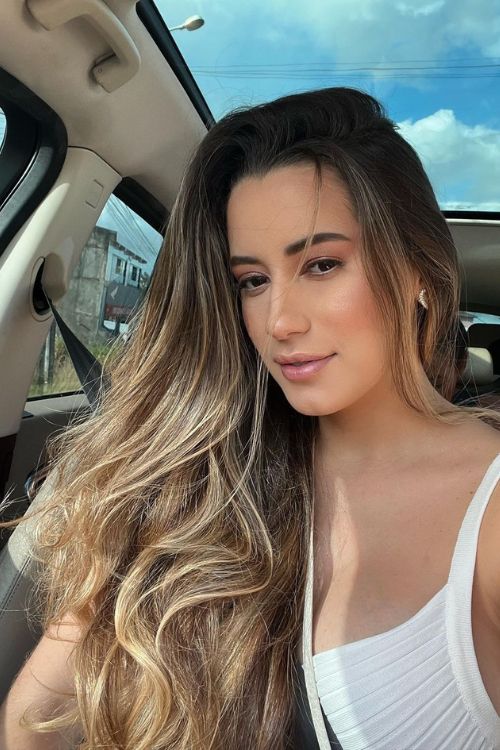 Thays Gondim Shares A Stunning Selfie With Her Fans On Instagram 