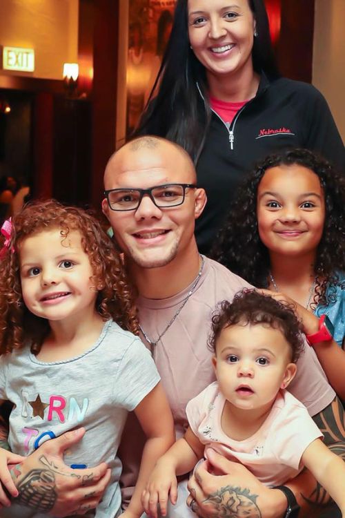 Anthony Smith With His Wife And Three Daughters