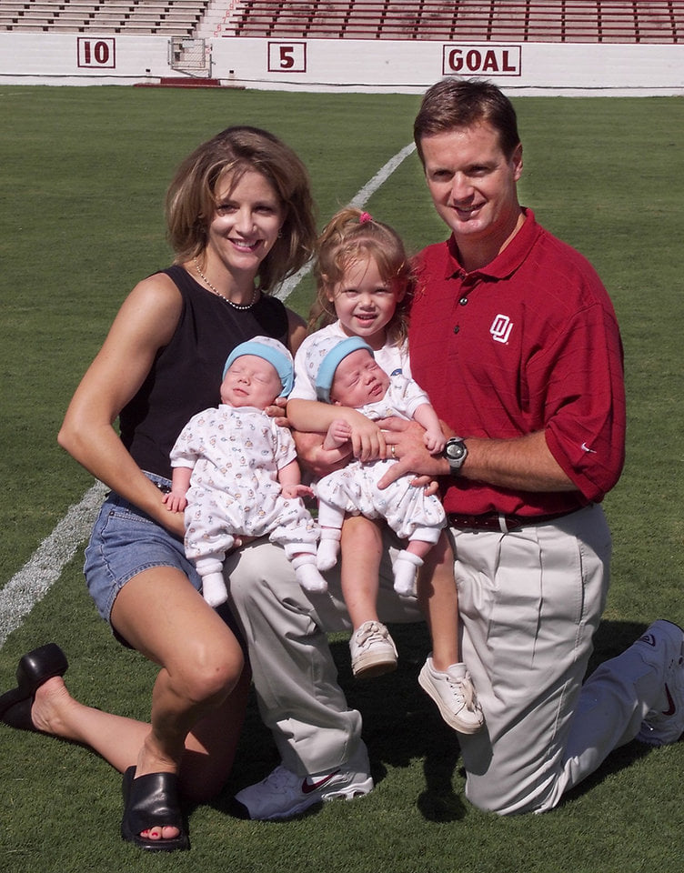 Bob Stoops With His Wife And Kids