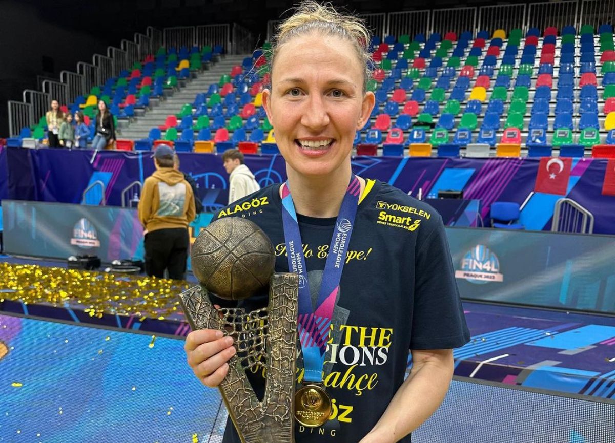 Courtney Vandersloot And Wife Allie Quigley Are Both Point Guard