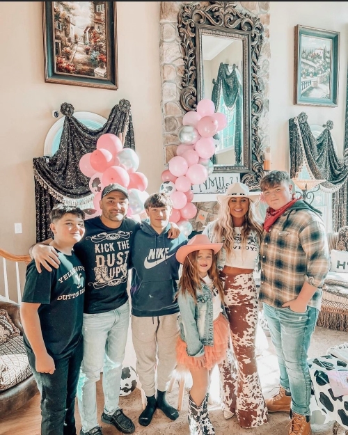 Eddie Alvarez With His Wife And Children